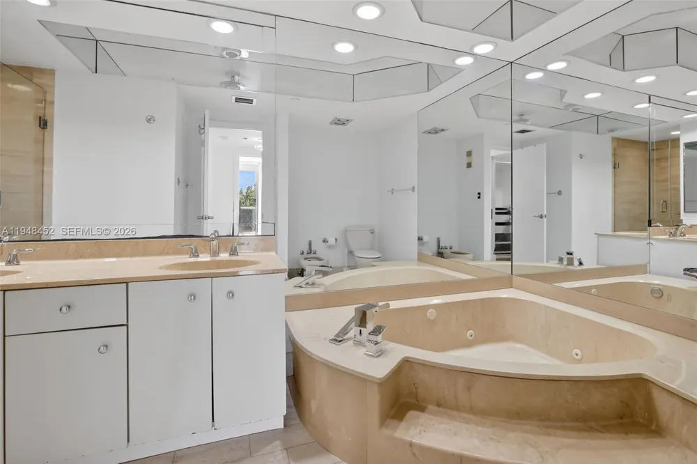 20281 E Country Club Dr #405 Aventura, FL 33180