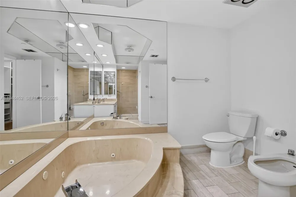20281 E Country Club Dr #405 Aventura, FL 33180
