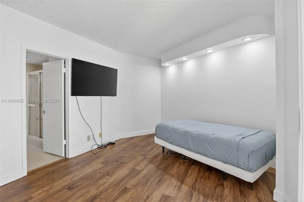 20281 E Country Club Dr #405 Aventura, FL 33180