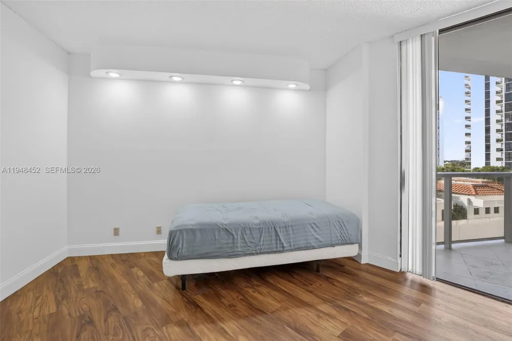 20281 E Country Club Dr #405 Aventura, FL 33180