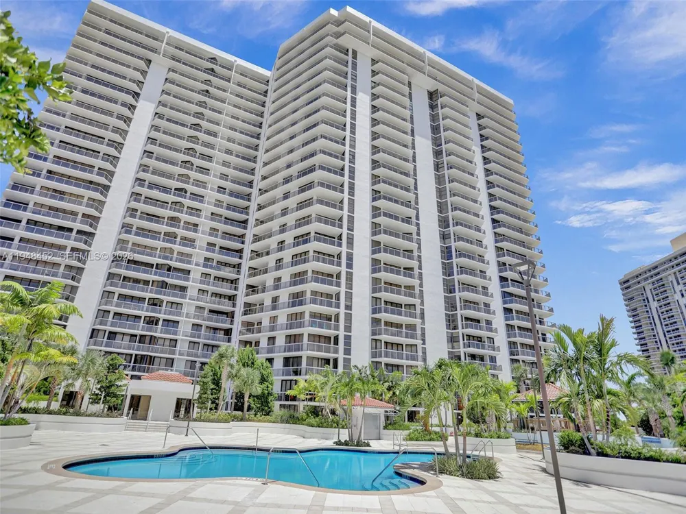 20281 E Country Club Dr #405 Aventura, FL 33180