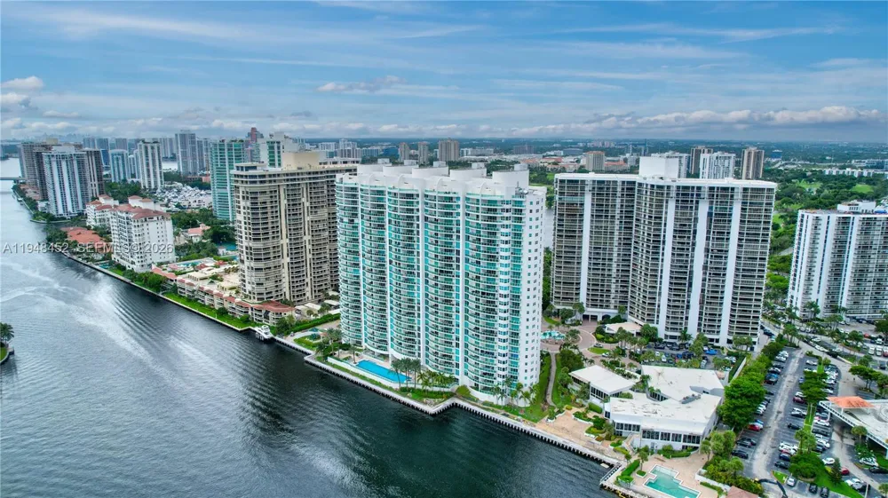 20281 E Country Club Dr #405 Aventura, FL 33180
