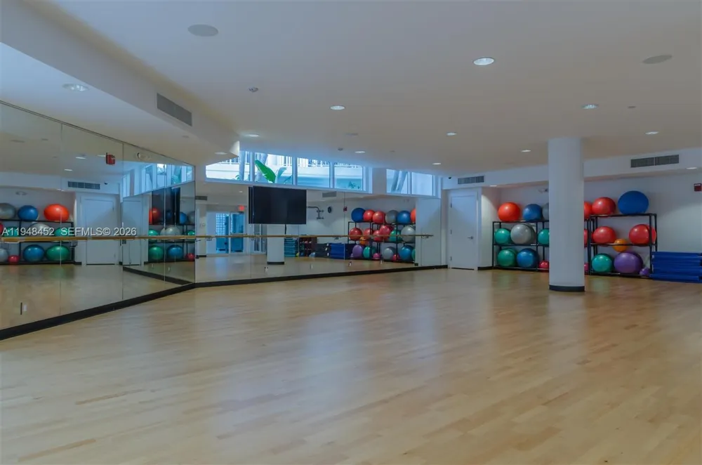 20281 E Country Club Dr #405 Aventura, FL 33180