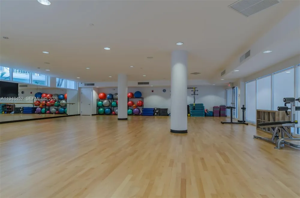 20281 E Country Club Dr #405 Aventura, FL 33180