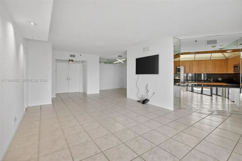 20281 E Country Club Dr #405 Aventura, FL 33180