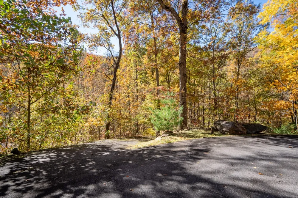 17 Pilot Knob Road Glenville, NC 28736