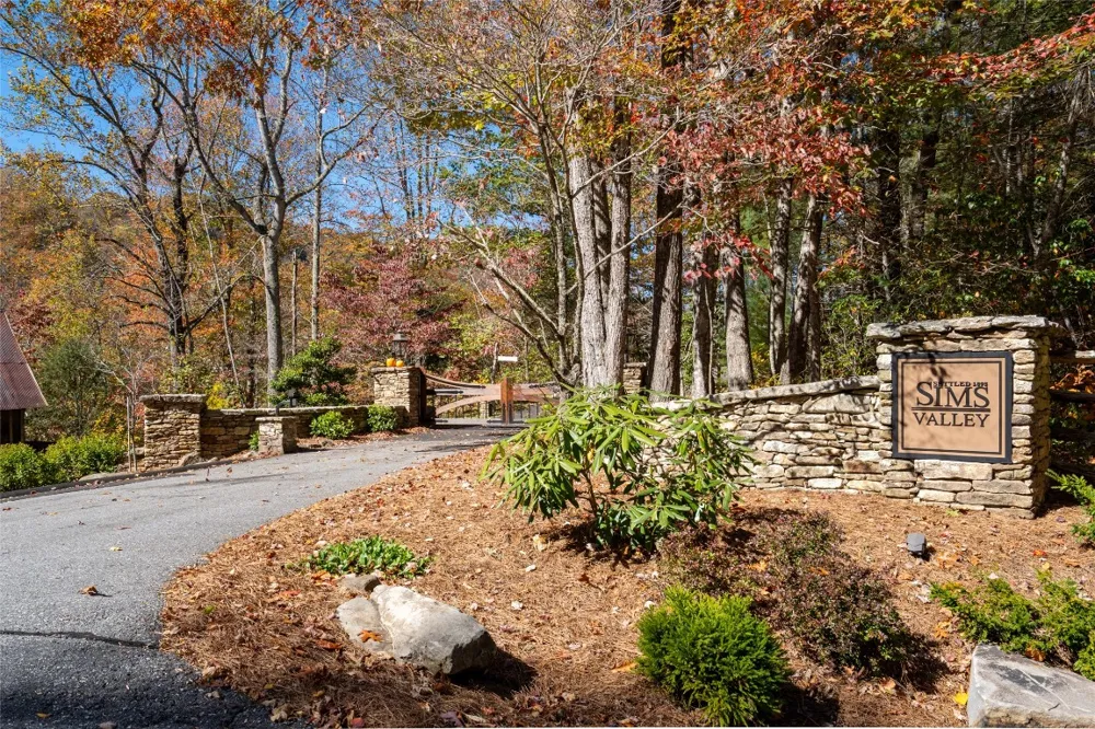 17 Pilot Knob Road Glenville, NC 28736