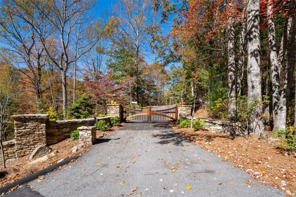 17 Pilot Knob Road Glenville, NC 28736