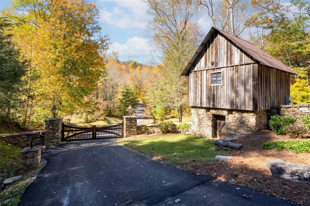 17 Pilot Knob Road Glenville, NC 28736