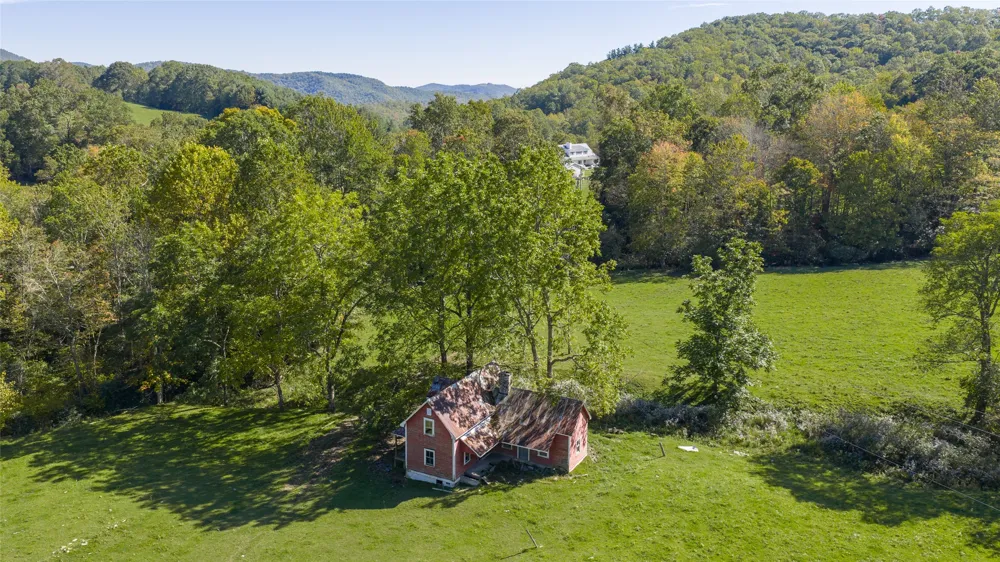 2787 Charleys Creek Road Tuckasegee, NC 28783