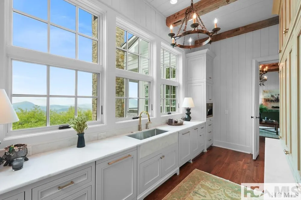2808 Big Sheepcliff Road Cashiers, NC 28717