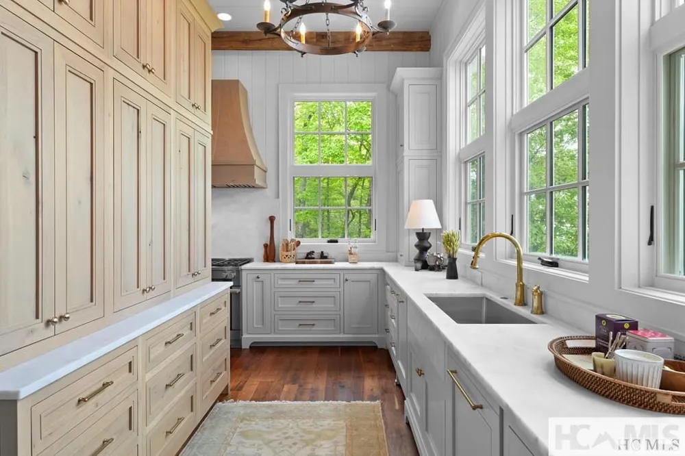 2808 Big Sheepcliff Road Cashiers, NC 28717