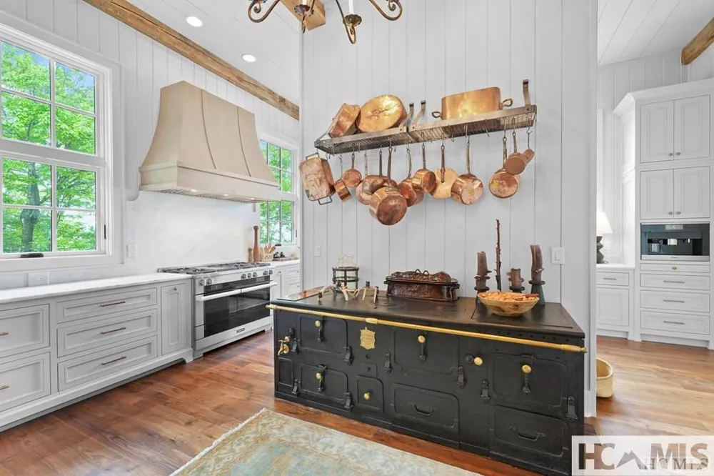 2808 Big Sheepcliff Road Cashiers, NC 28717