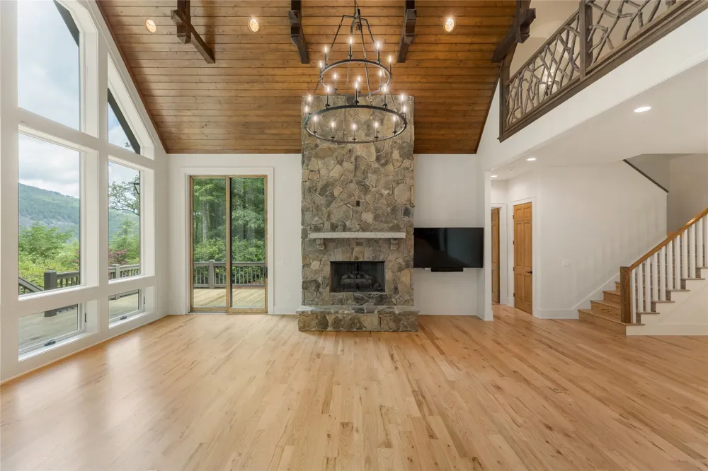 895 W Rochester Drive Cashiers, NC 28717