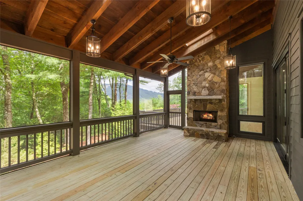 895 W Rochester Drive Cashiers, NC 28717