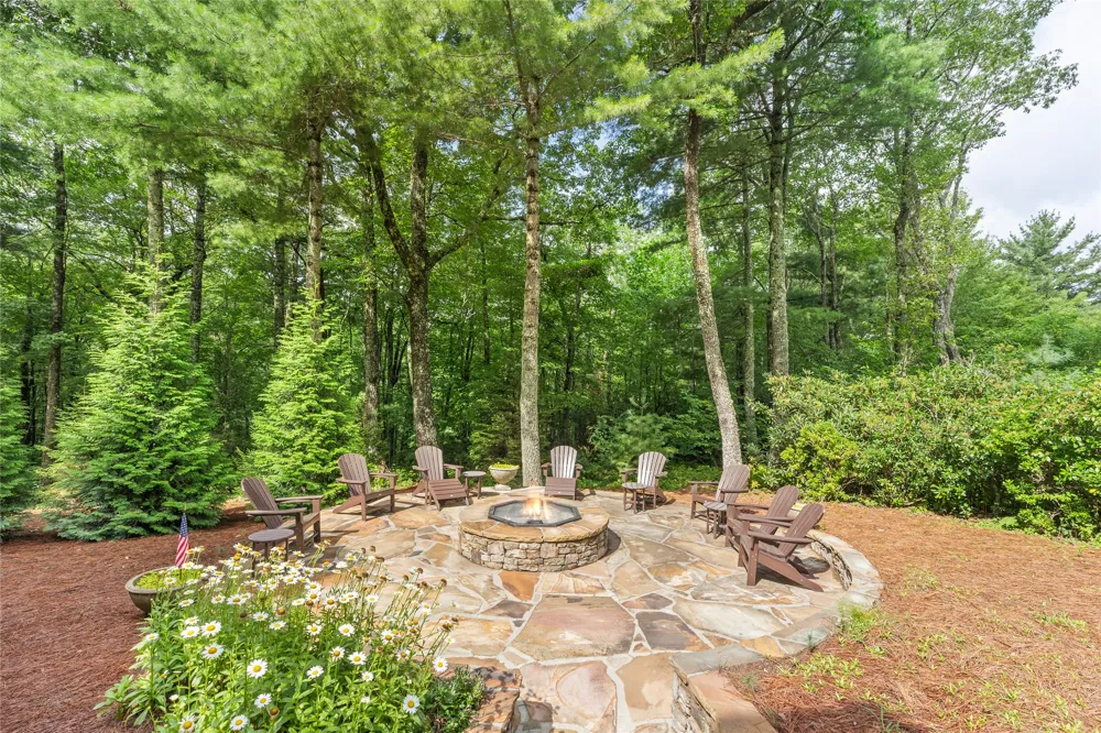 895 W Rochester Drive Cashiers, NC 28717