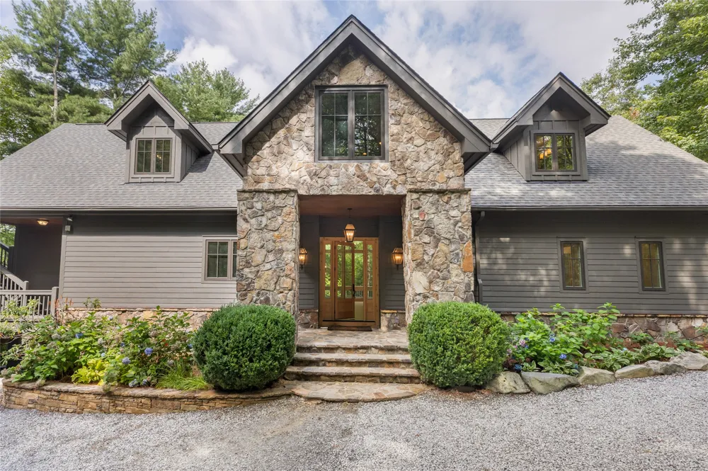 895 W Rochester Drive Cashiers, NC 28717