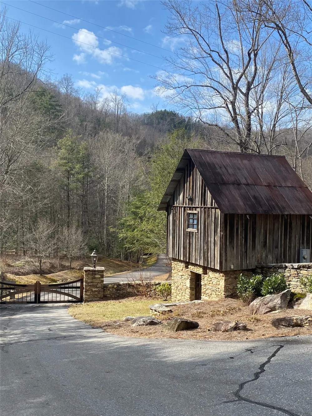2672 Pilot Knob Road Glenville, NC 28736