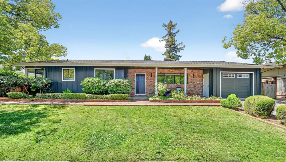 1819 Spring Mountain Court St. Helena, CA 94574