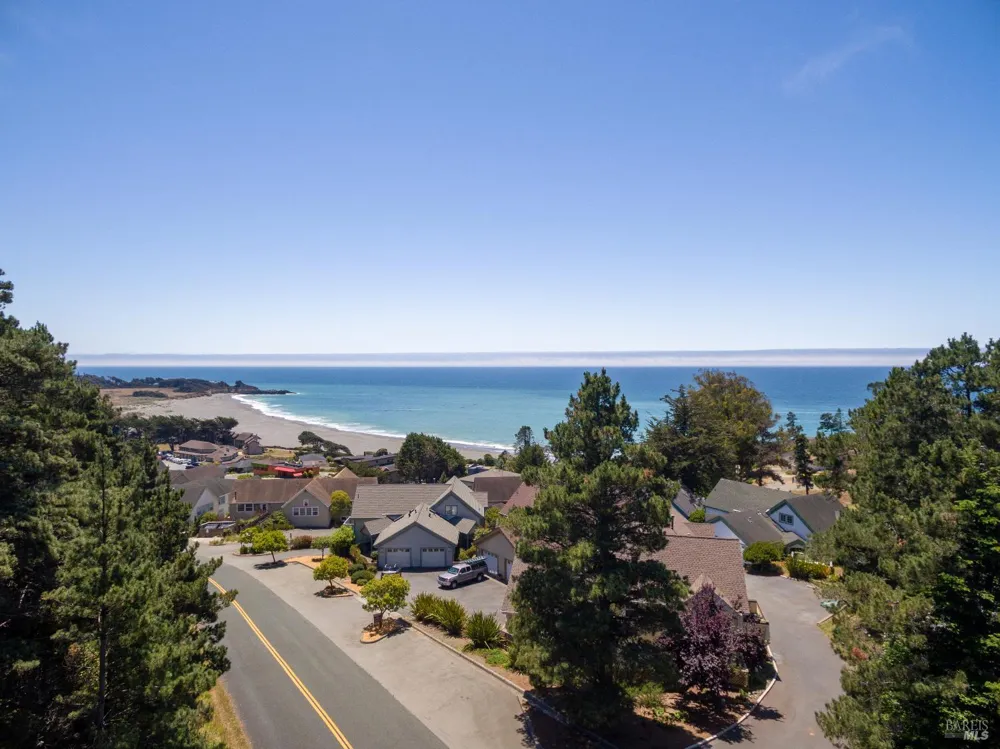 39001 Cypress Way Gualala, CA 95445