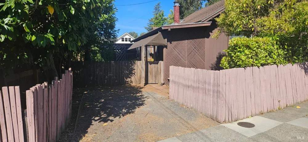 523 Center Street Healdsburg, CA 95448