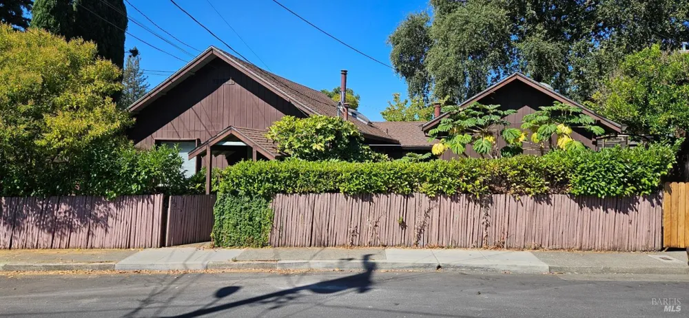 523 Center Street Healdsburg, CA 95448