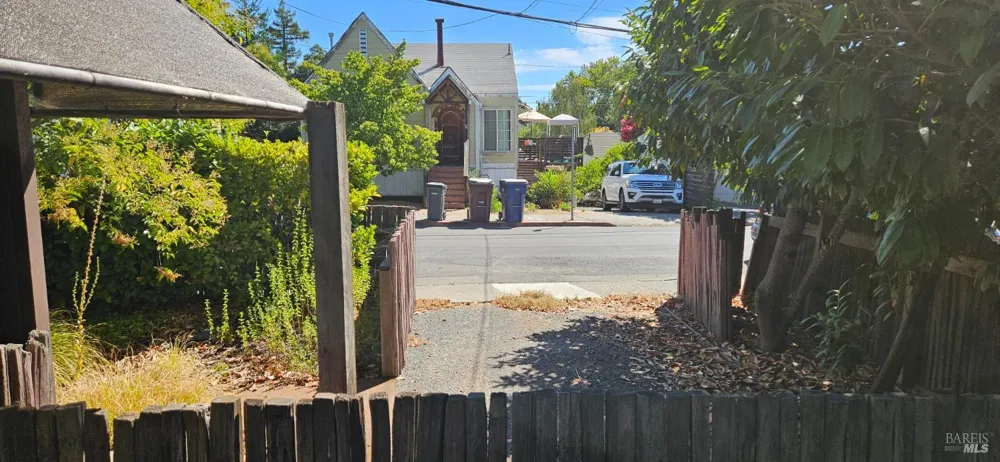 523 Center Street Healdsburg, CA 95448