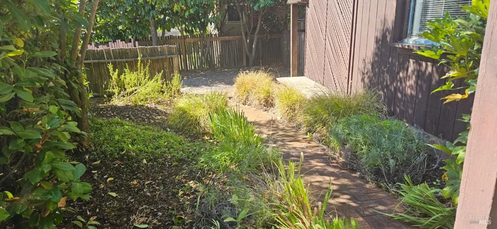 523 Center Street Healdsburg, CA 95448
