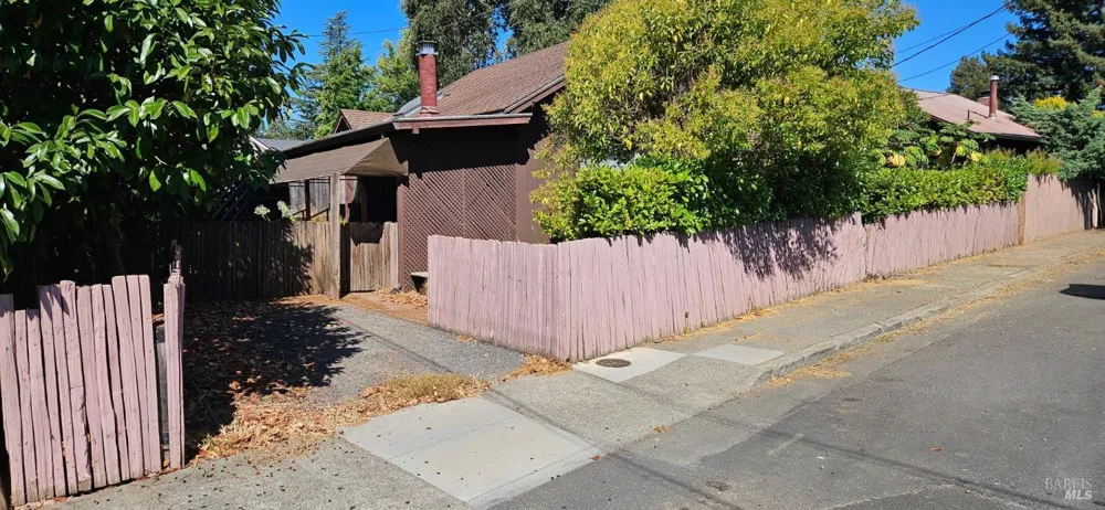 523 Center Street Healdsburg, CA 95448