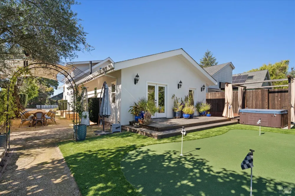 620 Brown Street Healdsburg, CA 95448