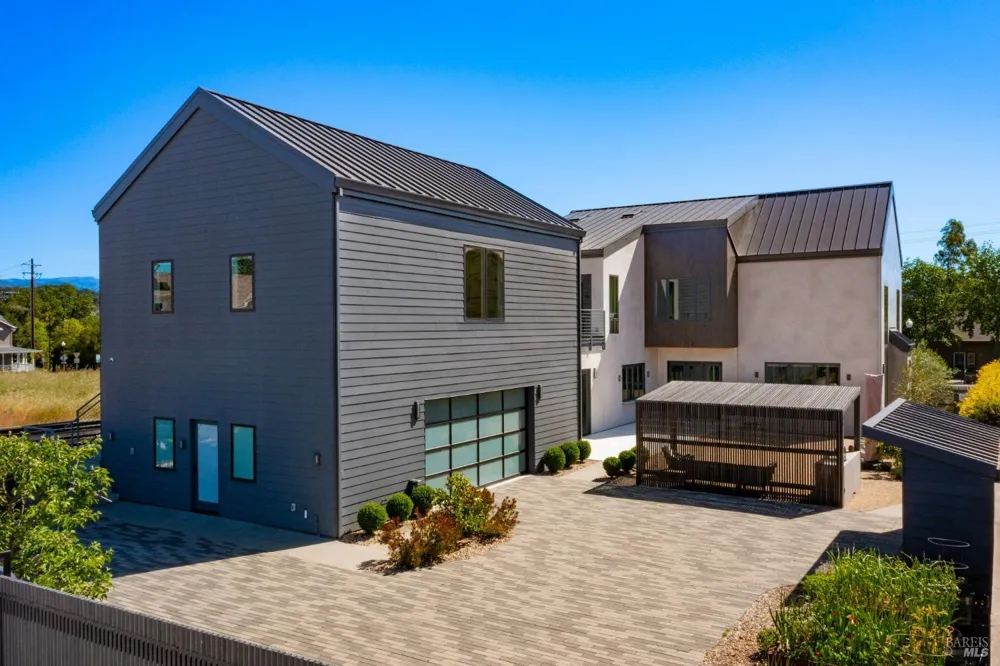 991 Grove Street Healdsburg, CA 95448