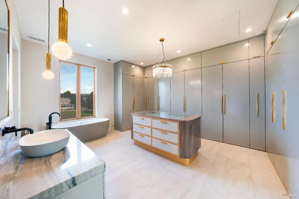 991 Grove Street Healdsburg, CA 95448