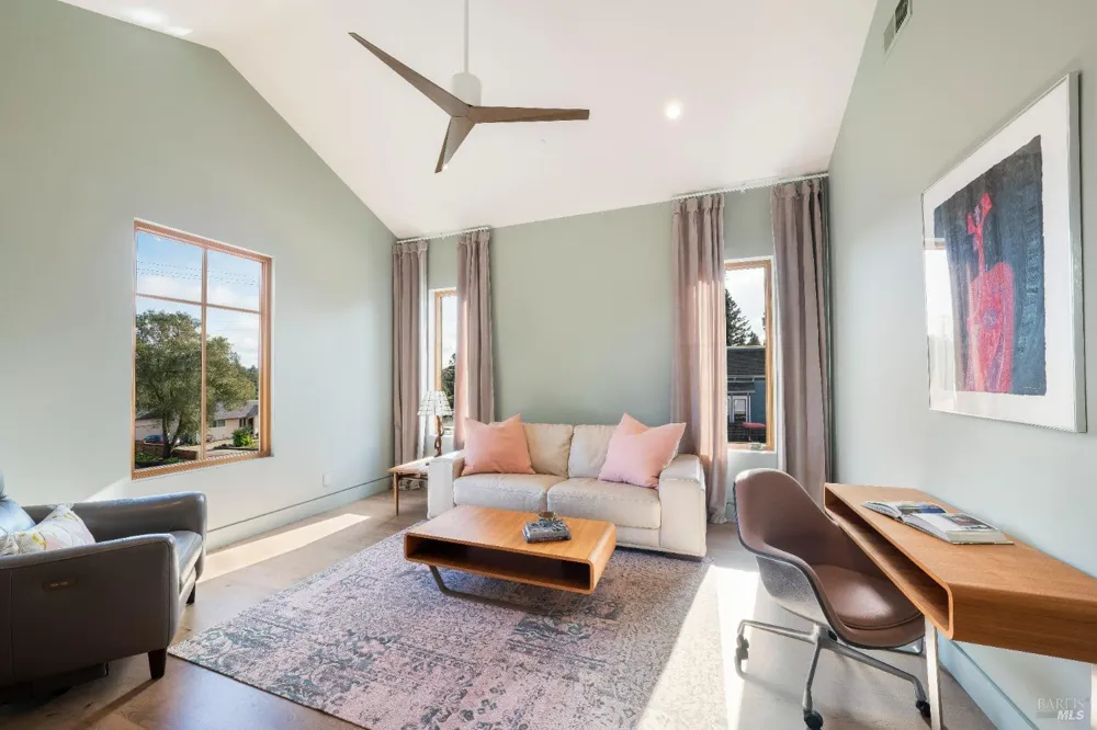 991 Grove Street Healdsburg, CA 95448