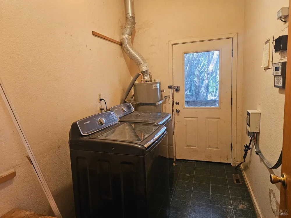 27651 Skyview Road Willits, CA 95490