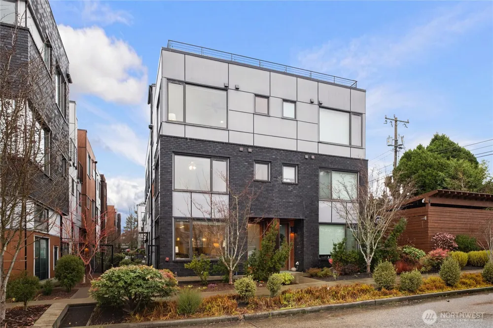 4272 SW Bradford Street Seattle, WA 98116
