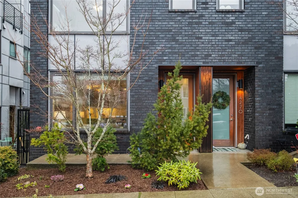 4272 SW Bradford Street Seattle, WA 98116