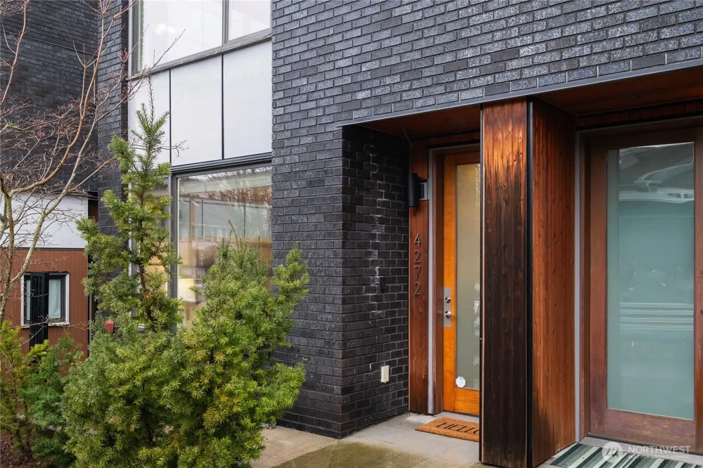4272 SW Bradford Street Seattle, WA 98116