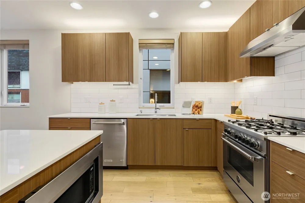4272 SW Bradford Street Seattle, WA 98116