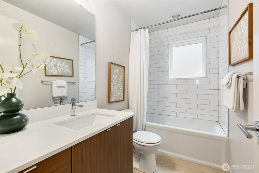 4272 SW Bradford Street Seattle, WA 98116