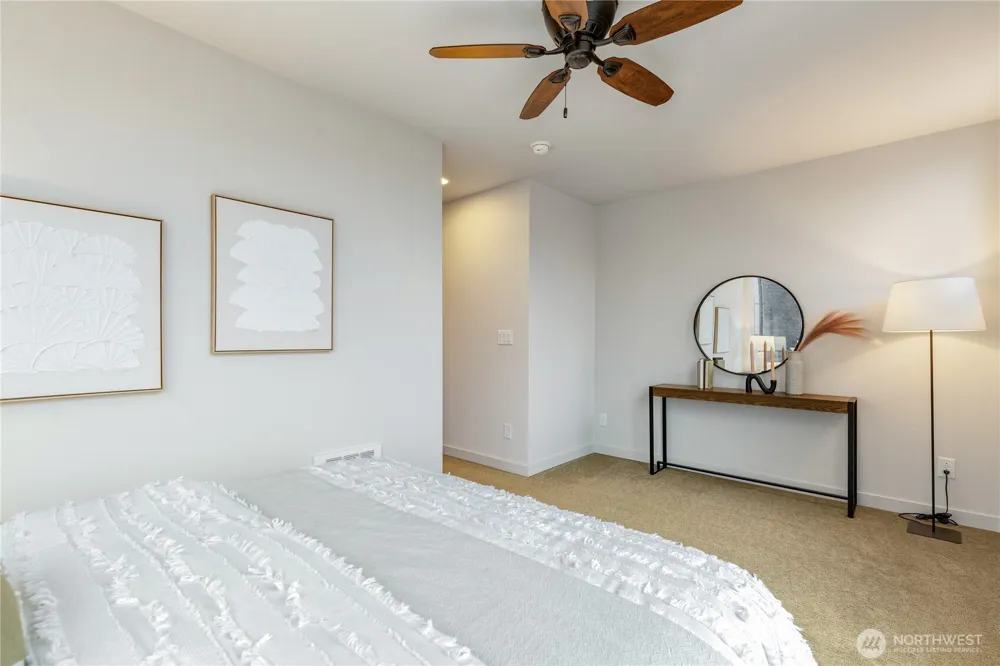 4272 SW Bradford Street Seattle, WA 98116