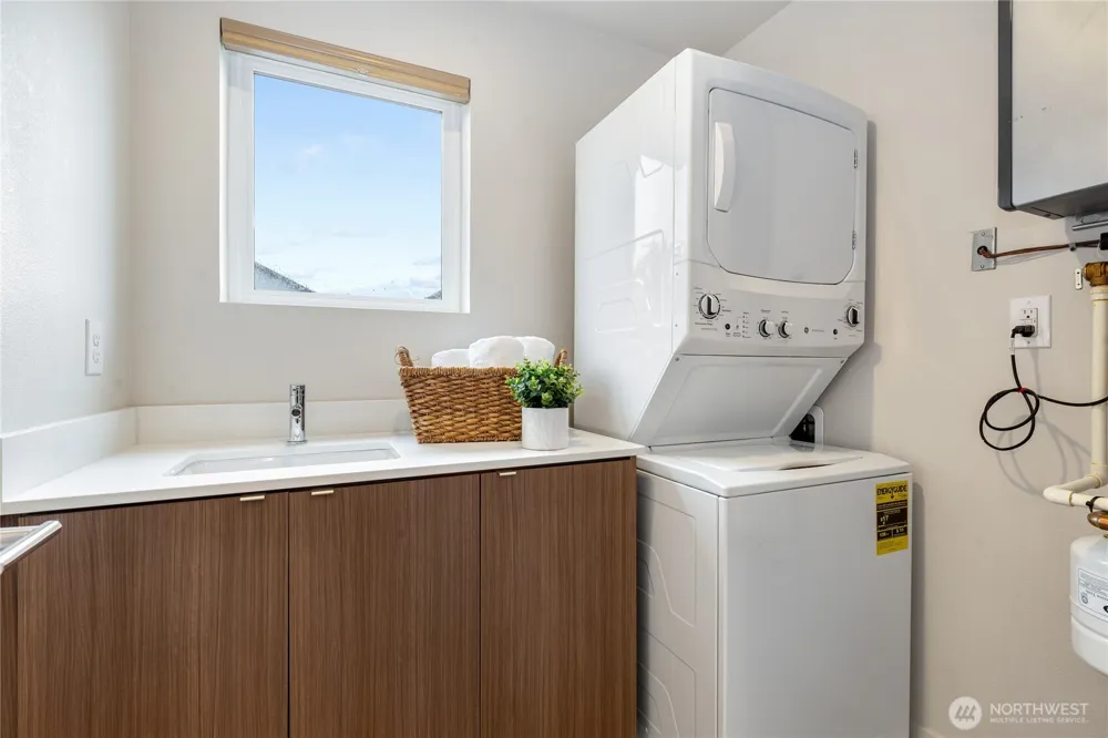 4272 SW Bradford Street Seattle, WA 98116