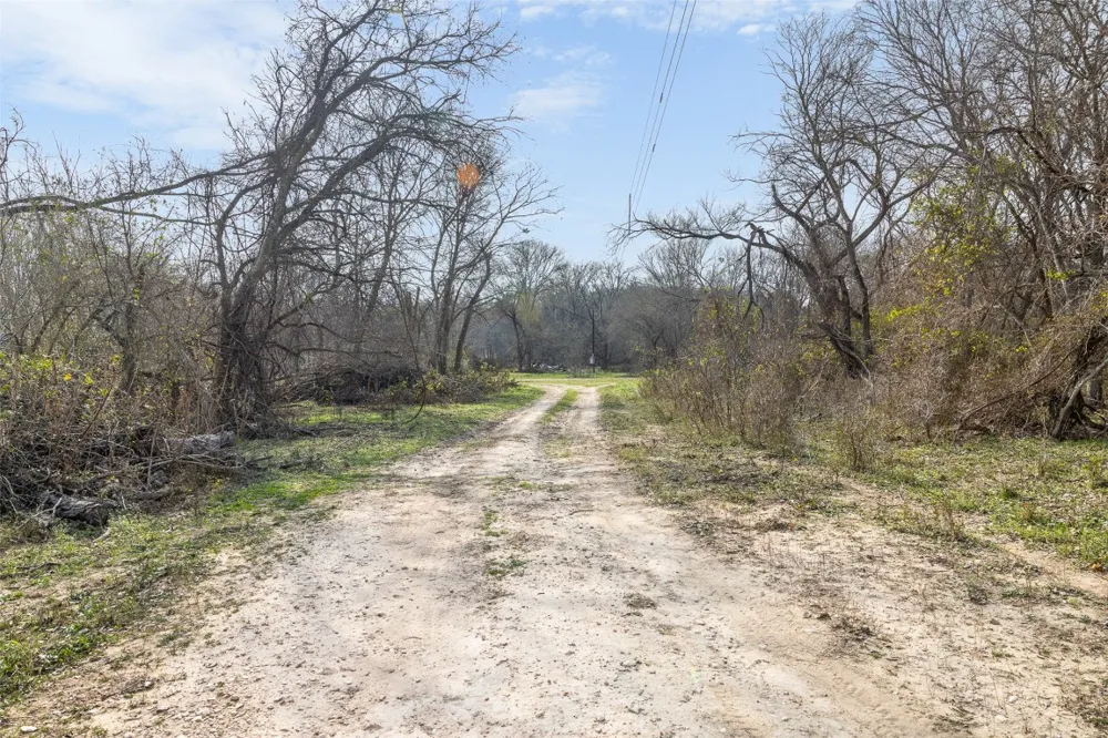1144 Treetop Lane Luling, TX 78648