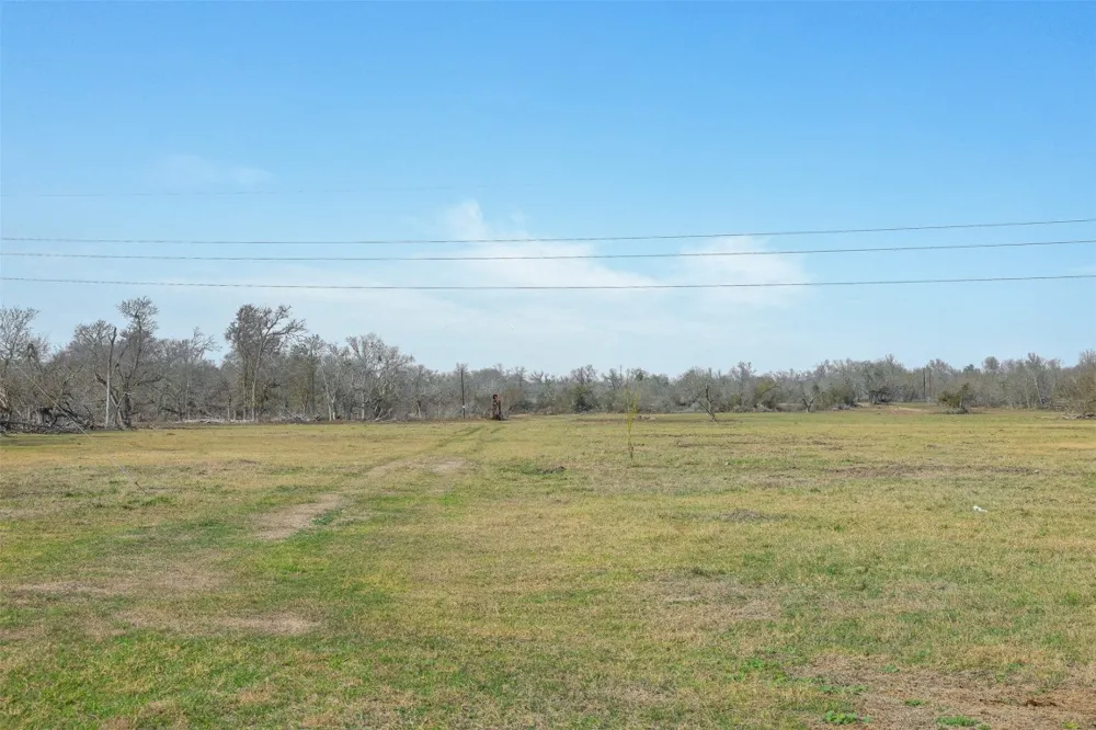 1144 Treetop Lane Luling, TX 78648