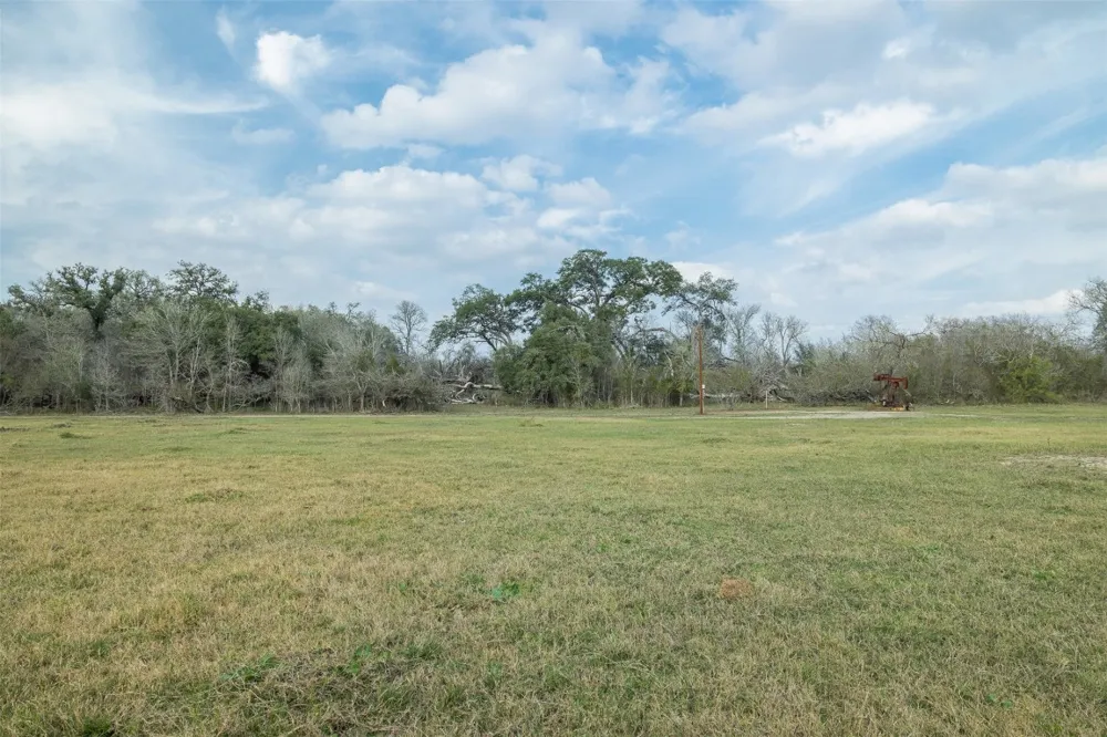 1144 Treetop Lane Luling, TX 78648