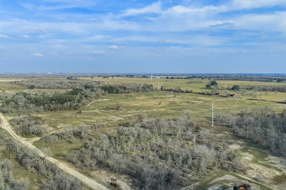 1144 Treetop Lane Luling, TX 78648