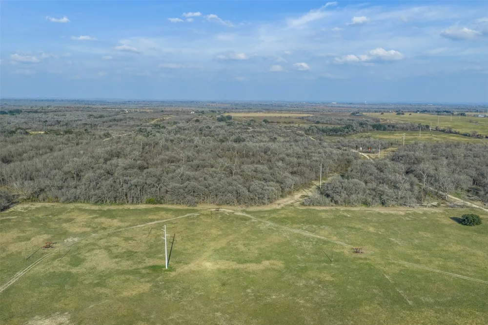 1144 Treetop Lane Luling, TX 78648