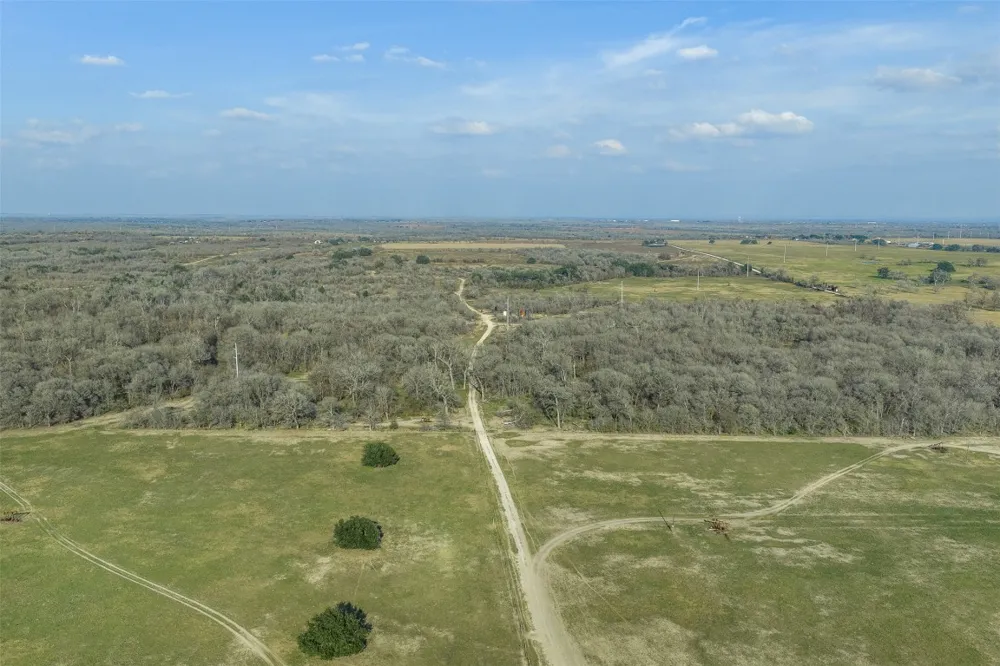 1144 Treetop Lane Luling, TX 78648