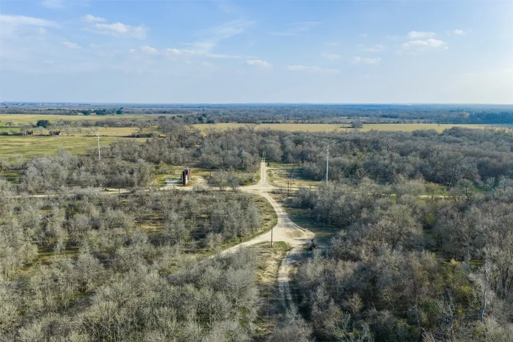 1144 Treetop Lane Luling, TX 78648