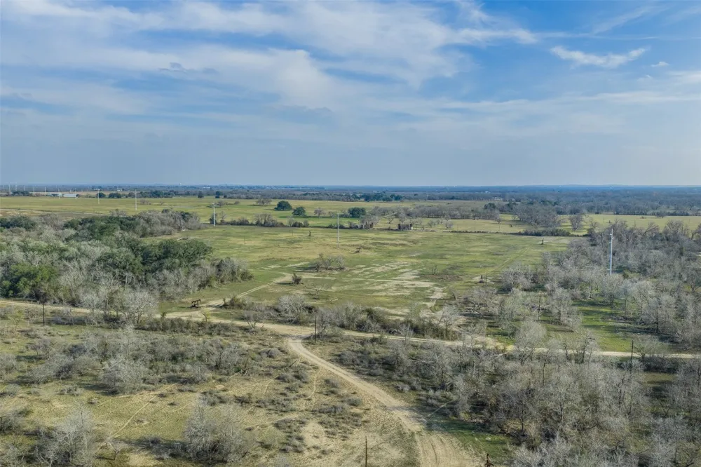 1144 Treetop Lane Luling, TX 78648