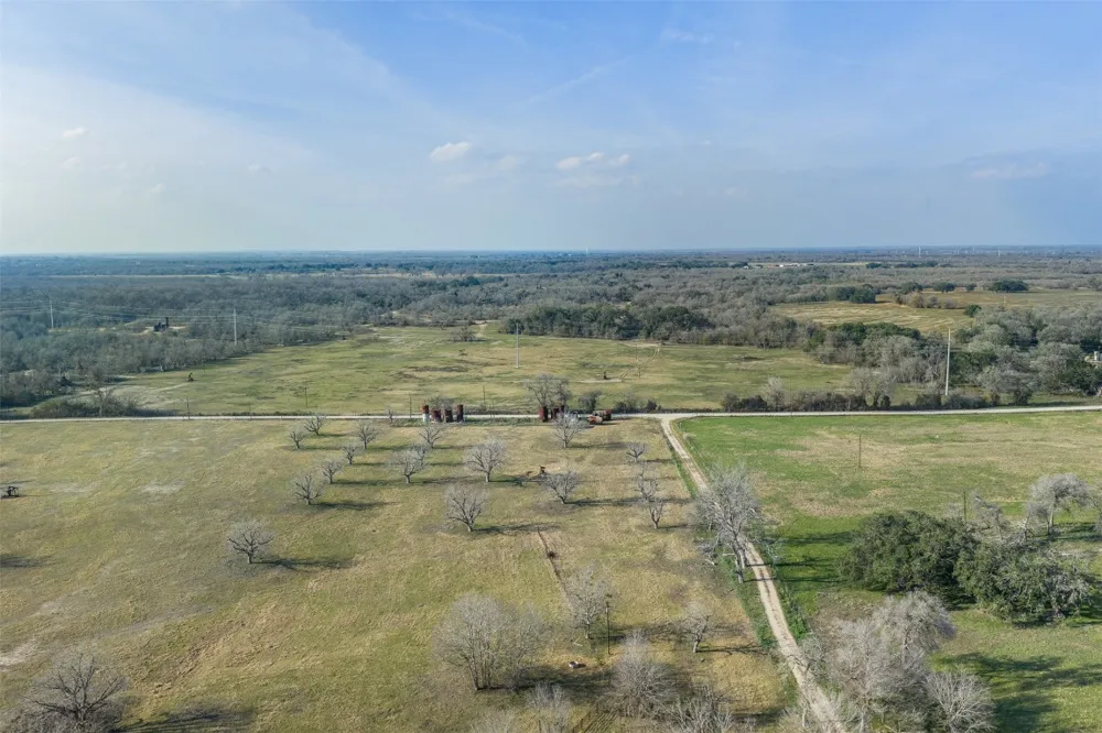 1144 Treetop Lane Luling, TX 78648